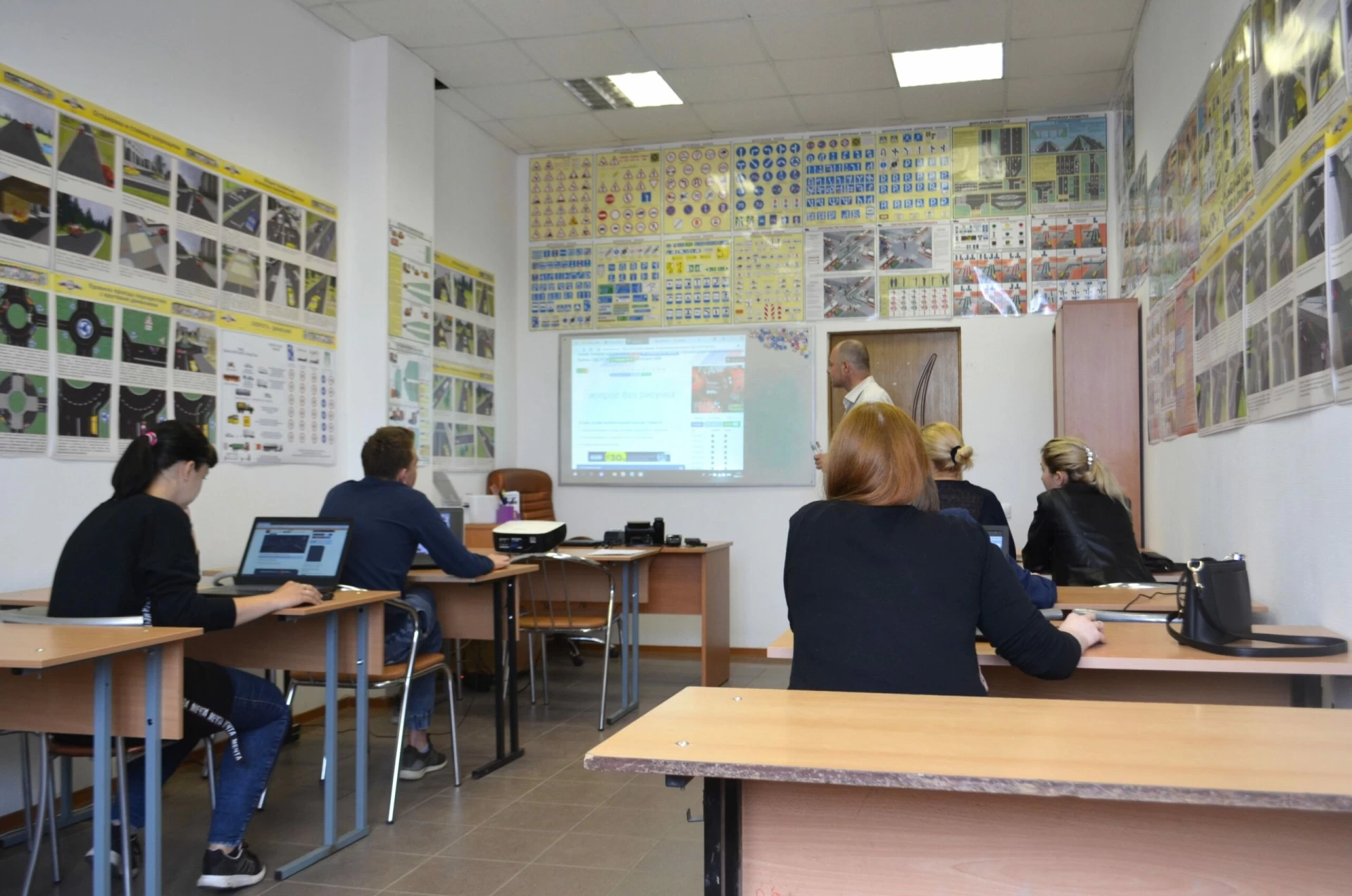 ilya-sonin-IsX2ZkbSk1Y-unsplash (1) In-Class TESOL Qualification