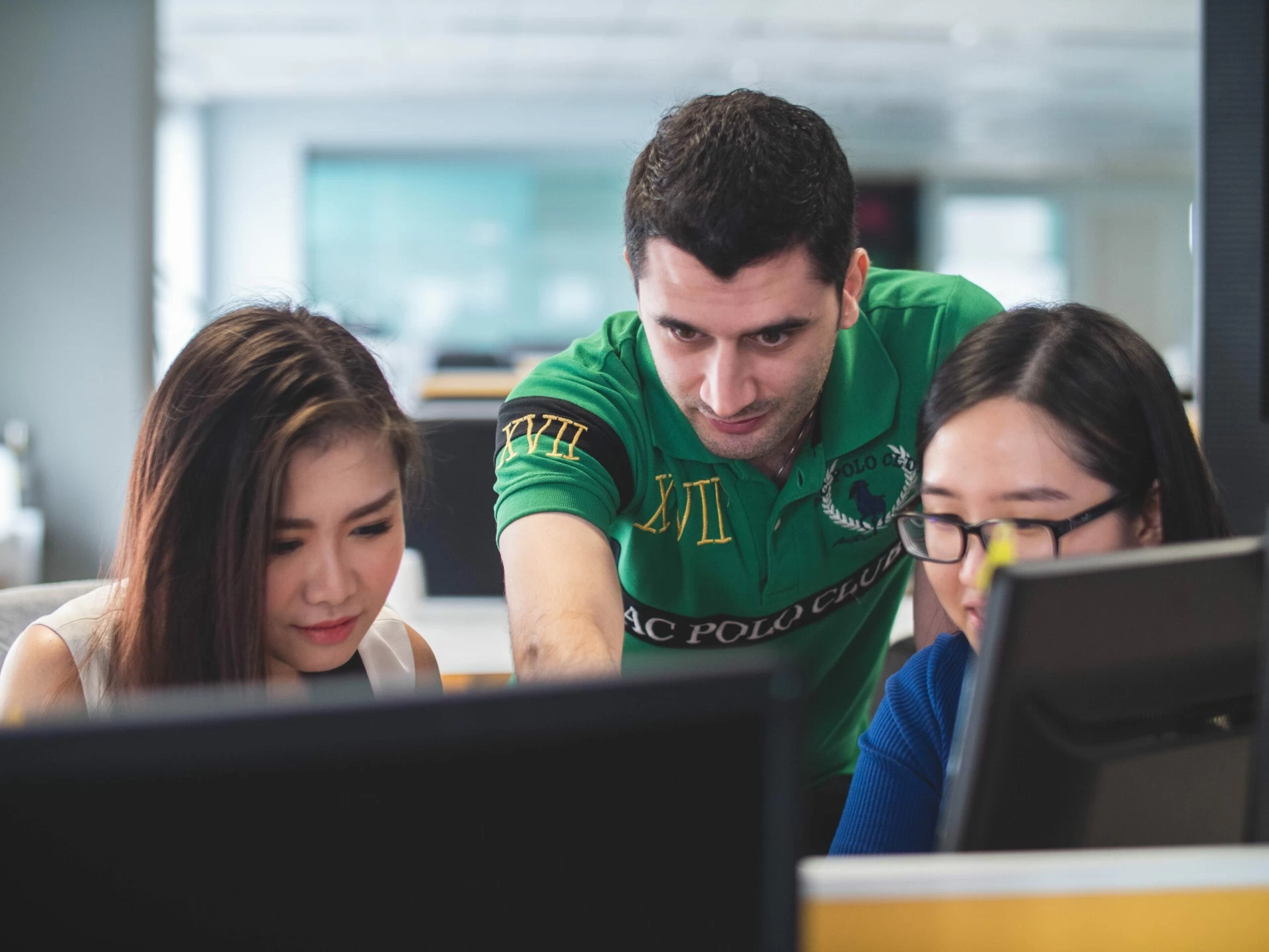 mimi-thian-slWBjTGhREQ-unsplash apply for a tefl course