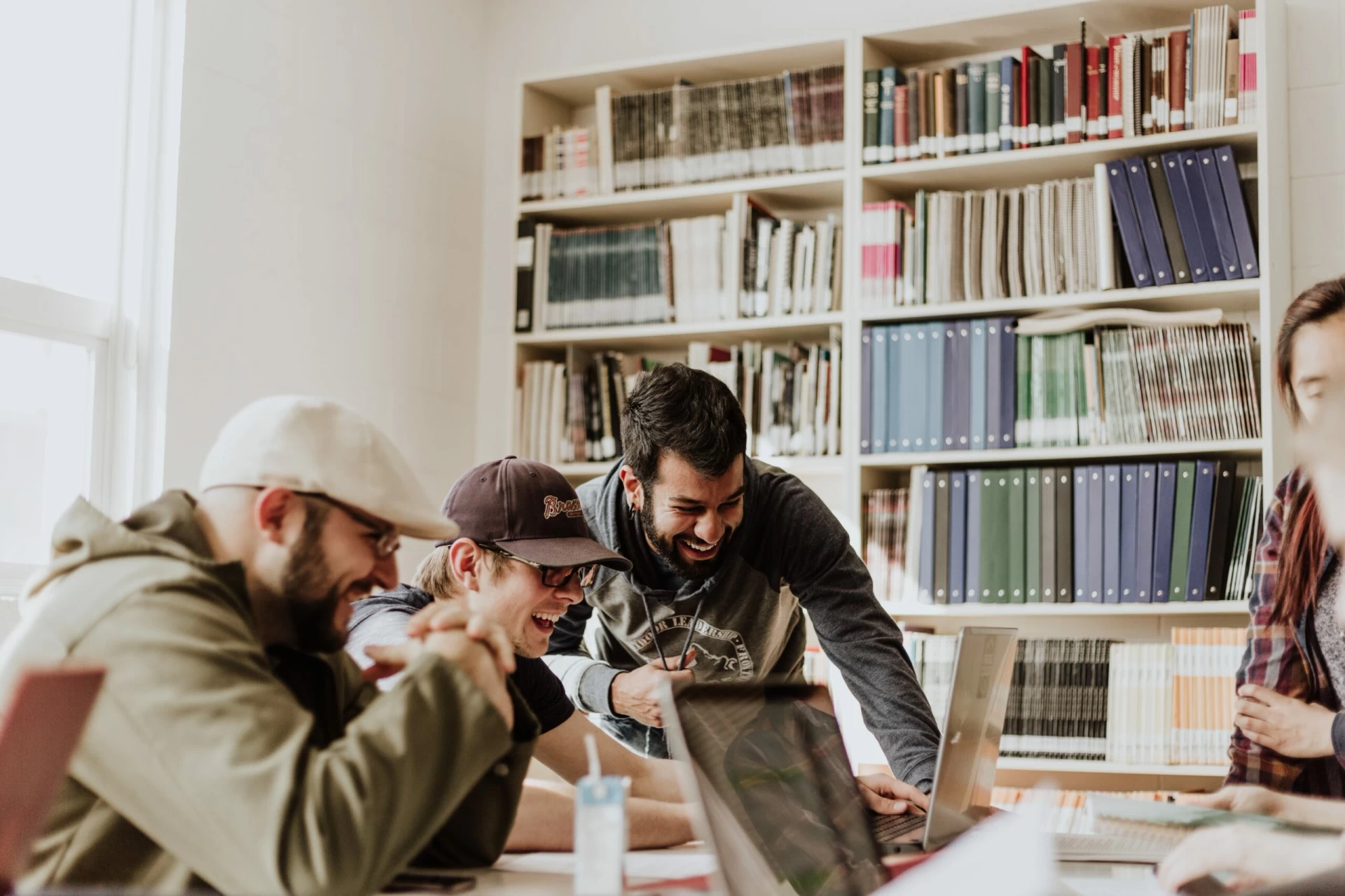 priscilla-du-preez-XkKCui44iM0-unsplash In-Person TEFL Courses