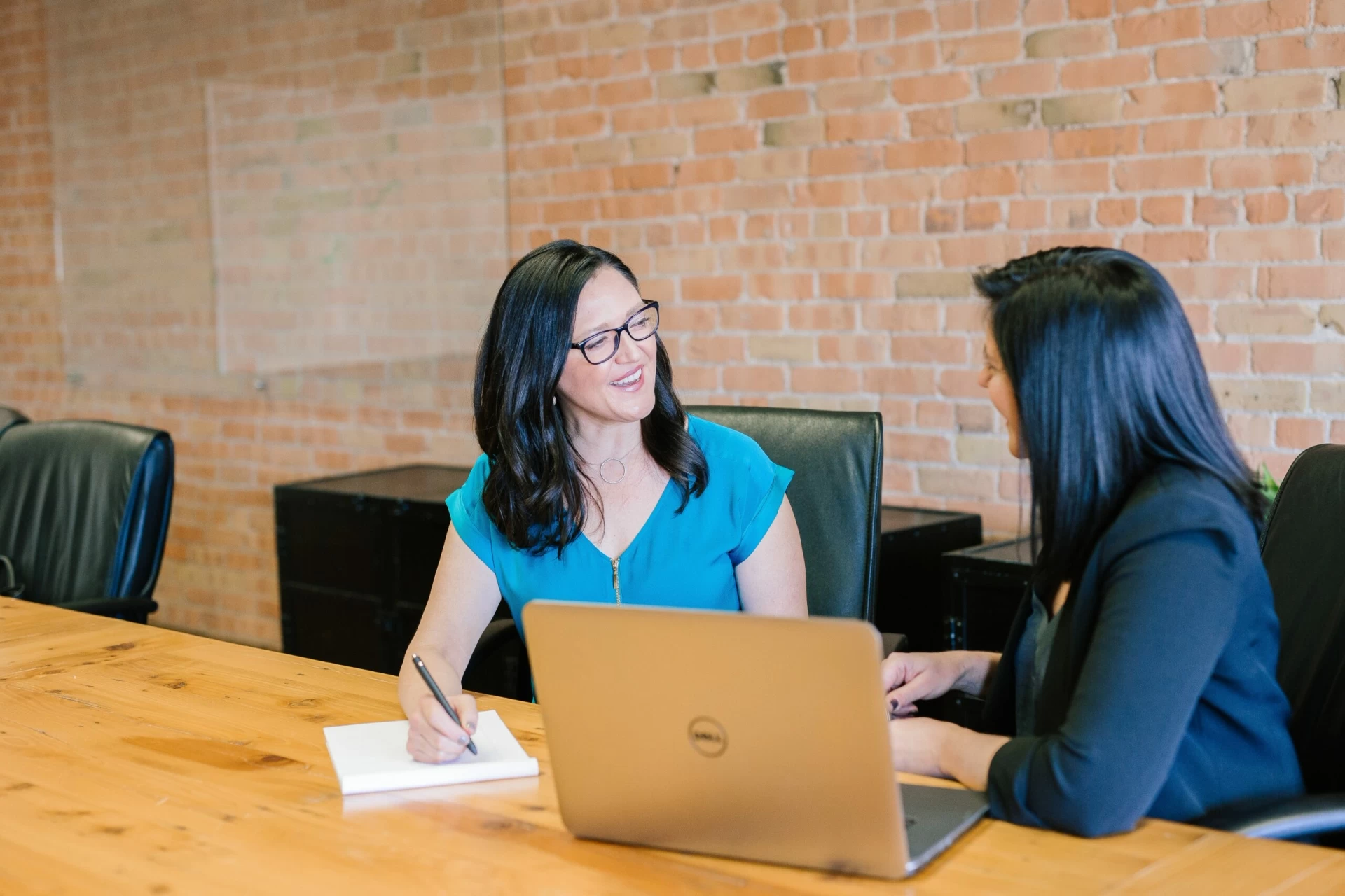 amy-hirschi-JaoVGh5aJ3E-unsplash (1) TEFL Online VS In-Class