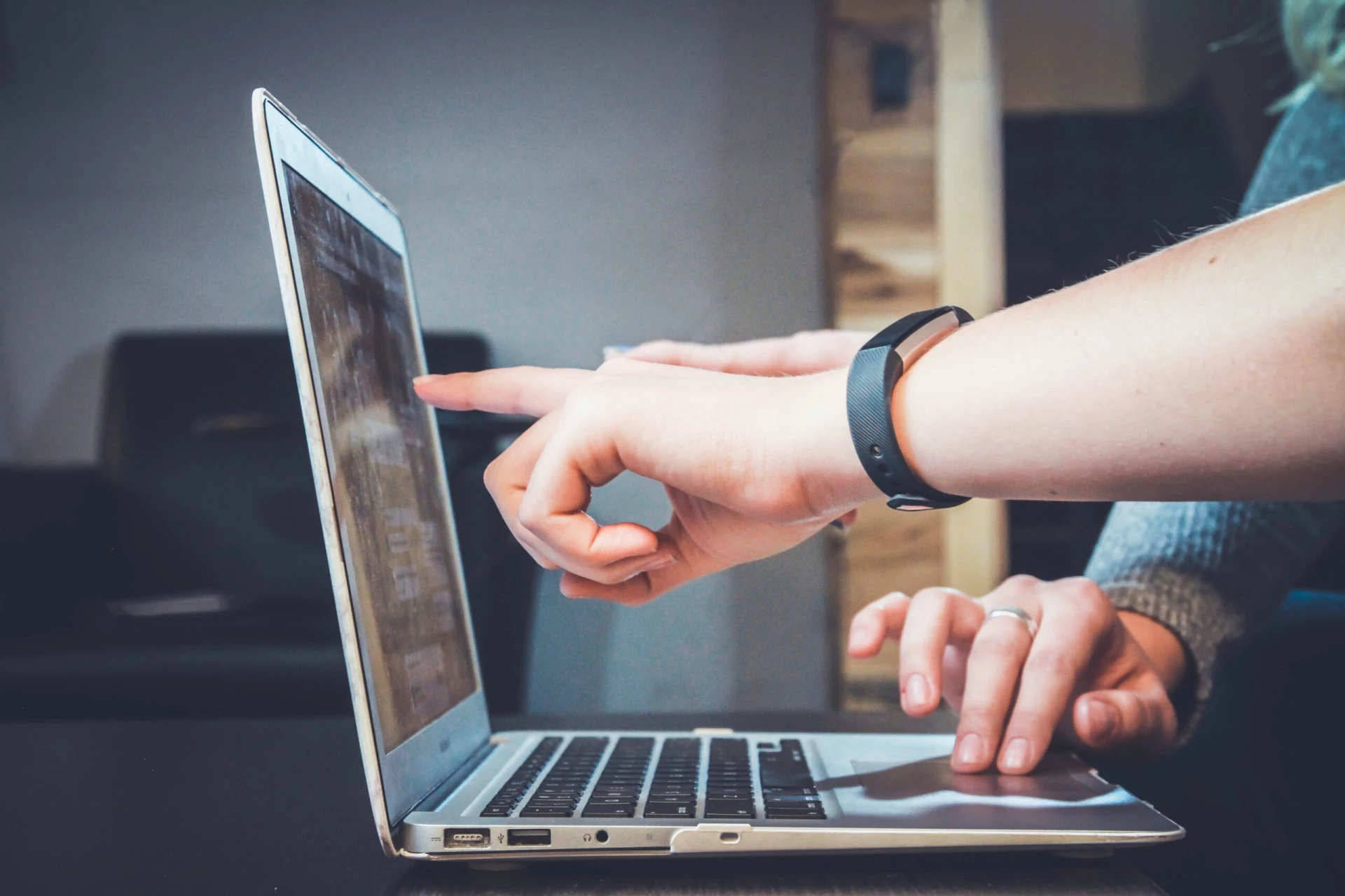 john-schnobrich-FlPc9_VocJ4-unsplash (1) Why Is TEFL Course Important?